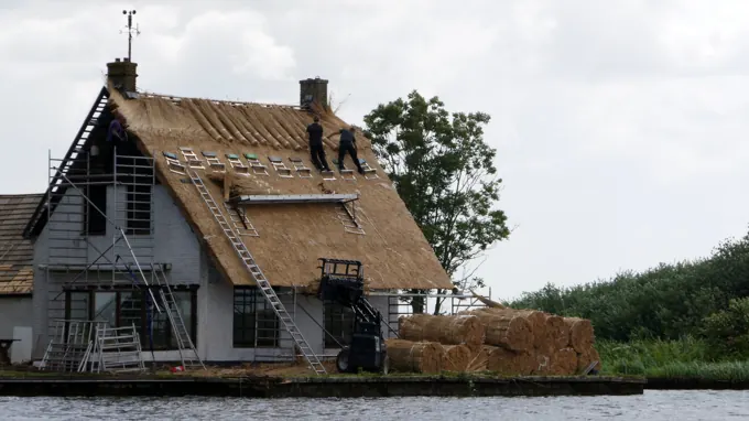 Reetdachdecker bei der Arbeit