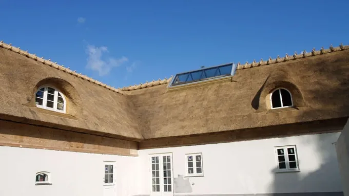 Reetdach mit Firstfenster aus Glas